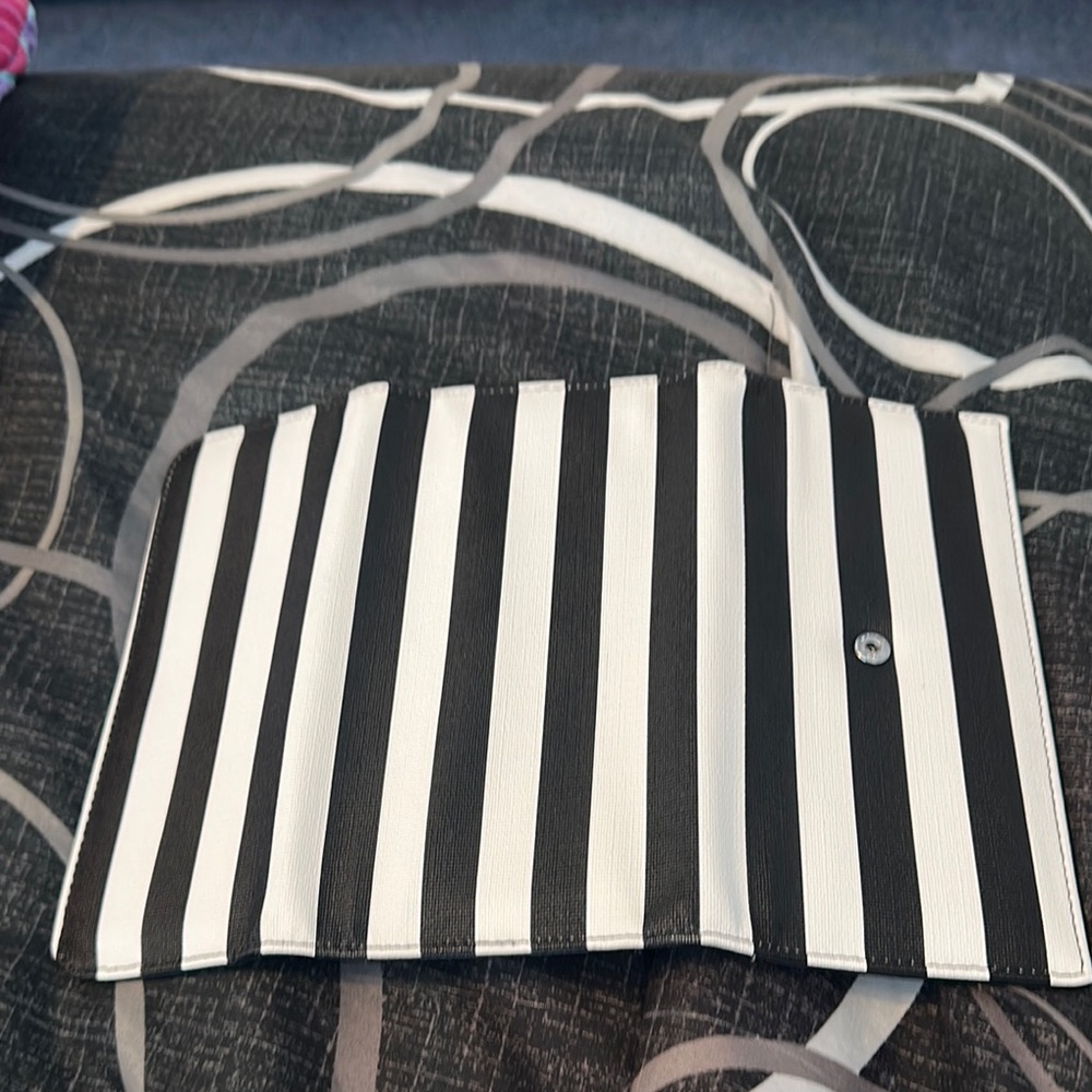 Kut from the Kloth Black and White Wallet